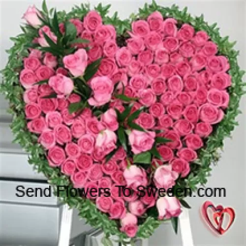 Um belo arranjo em forma de coração de 101 rosas cor-de-rosa