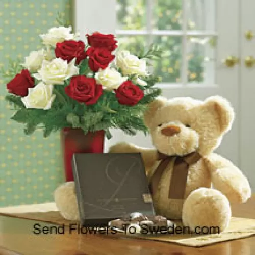 7 красных и 6 белых роз с папоротником в вазе, милый светло-коричневый медвежонок размером 10 дюймов и коробка шоколада